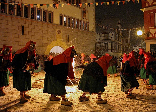 Waldseer Fasnet - Schrättele-Tanz um Mitternacht vor dem Rathaus