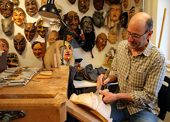 Waldseer Fasnet - Ernst Bendel bei einer Schnitzarbeit in seiner Werkstatt