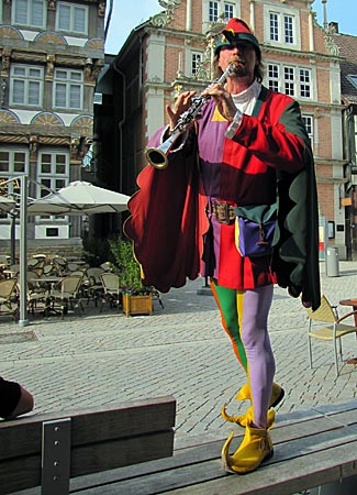 Weserbergland - Hameln - Stadtführer Michael Boyer im farbenfrohen Gaukler-Kostüm als Rattenfänger von Hameln