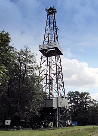 Wietze - Erdölmuseum - Wahrzeichen des Museums: Der 54 Meter hohe Bohrturm von 1961