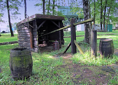 Wietze - Erdölmuseum - Waschtrog zum Auswaschen von Öl aus Ölsand und Handpumpe um 1900