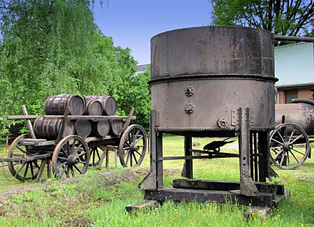 Wietze - Erdölmuseum - Öltank und Leiterwagen mit Holzölfässern von 1905