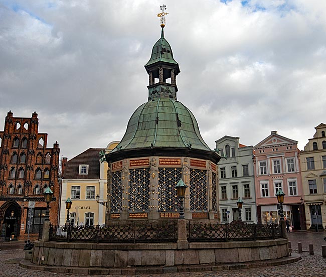 Wismar - die Wasserkunst auf dem Marktplatz