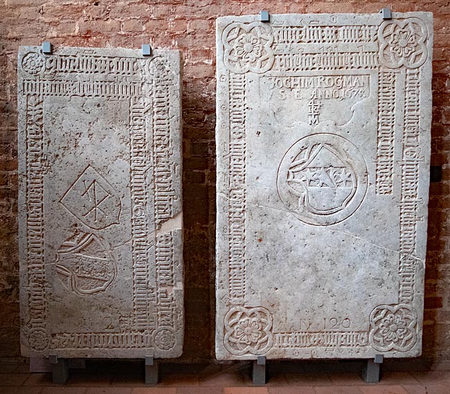 Wismar - Jahrhundertealte Grabplatten in der Georgenkirche