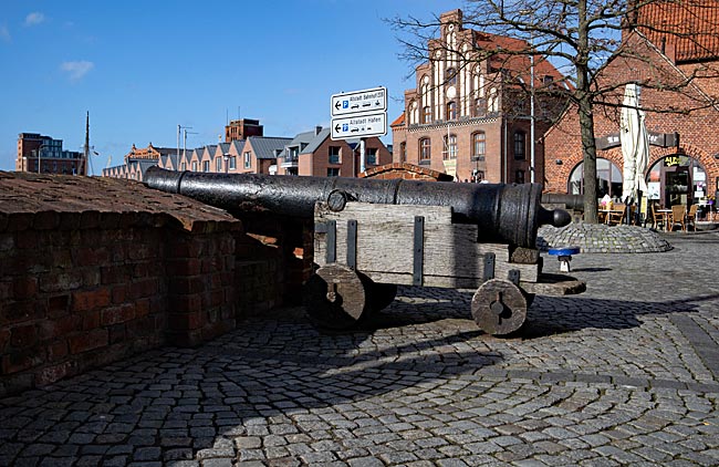 Wismar - stilisierte Stadtmauer mit gusseiserner Kanone