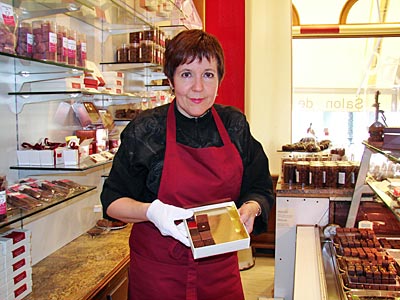 Frankreich - Wissembourg - Madame Rebert präsentiert lecker Schokolade