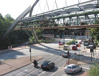 Deutschaldn Wuppertal Schwebebahn über der Straße