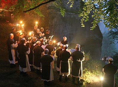 Oybin - Der historische Mönchszug gehört zu den besonderen abendlichen Erlebnissen auf dem Berg