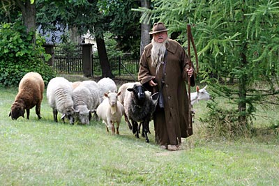 Zittauer Gebirge - Ein Jonsdorfer Original ist der Schäfer Jonas (alias Gert Linke, Chef des Hotels „Kurhaus“.) Gemeinsam mit Urlaubern und Schafen zieht er regelmäßig durchs Dorf und erzählt Geschichten und Geschichtliches aus der Region