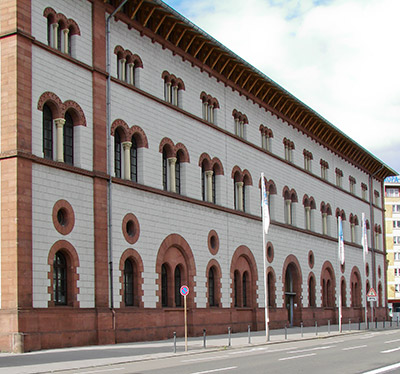 Die Fruchthalle, einst die Markthalle der Stadt