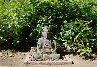 In sich versunken – ein Buddha im Japanischen Garten in Kaiserslautern
