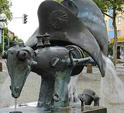 Kaiserbrunnen in Kaiserslautern: Die Pfaffnähmaschine gehört wie der Opelmotor zum Kaiserbrunnen
