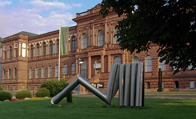 Ansicht der Pfalzgalerie mit Erich Hausers „Raumsäule“ (Kaiserslautern)