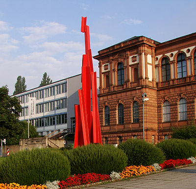 „Große Wenga", ein Werk von Christoph Freimann, aufgestellt auf dem Museumsplatz (Kaiserslautern)