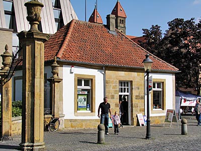 Warendorf - Blick auf eines der erhaltenen Torhäuser der Stadt mit barocken Torgitter