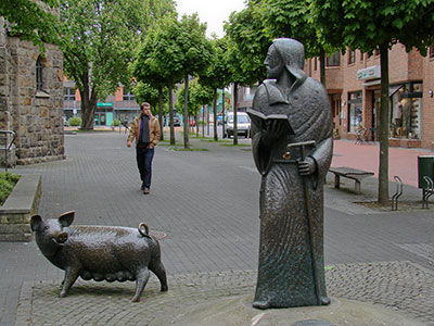 Der hl. Antonius vor der gleichnamigen Kirche in Gronau