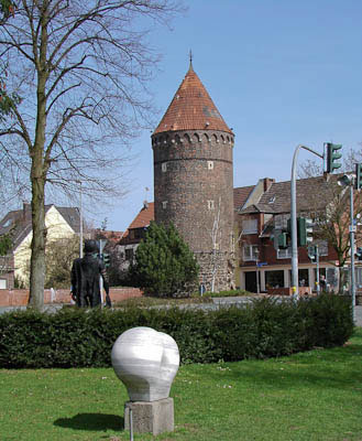 Münsterland: Der Siebenteufelturm von Haltern, Rest der im 18./19. Jh. niedergelegten Stadtbefestigung