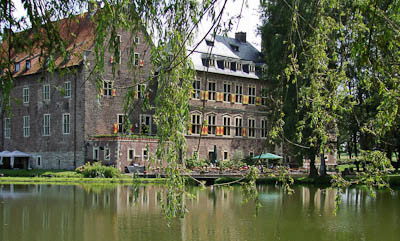 Münsterland: Blick auf die Terrasse des Restaurants Schloss Raesfeld