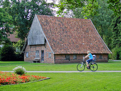 Münsterland: Am Fuße von St. Felicitas befindet sich eine historische westmünsterländische Hofanlage