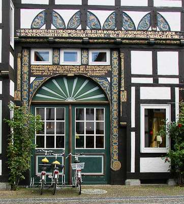 Münsterland: Üppig verziert: das Portal eines Fachwerkhauses in Wiedenbrück