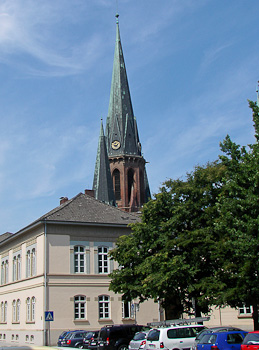 Am Markt: Die neogotische Backsteinkirche St. Lamberti (Oldenburg)