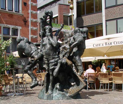Auf dem Marktplatz: Die Skulptur „Gegenwart“ von Bernd Allenstein (Oldenburg)