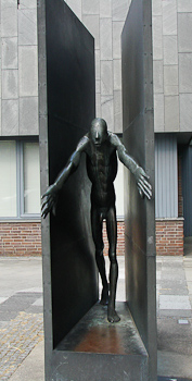 Vor dem Horst-Janssen-Museum: Waldemar Ottos „ Mann aus der Enge heraustretend“ (1980)