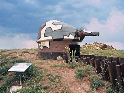 Panzerabwehrgeschütz (Turm von einem WK1 Panzer) in zeitgenössischer "Tarnung", Fort Casso