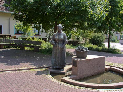 In Gedenken an die Marktfrauen aus Rodalben wurde dieser Brunnen errichtet