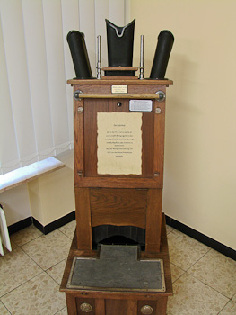 Mit diesem Apparat wurden in Schuhgeschäften Füße vermessen