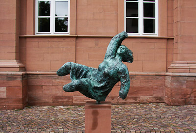 Vor dem Zweibrücker Schloss: die „Hambacher Vorbotin“, eine Skulptur von Christiane Maether