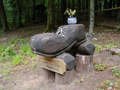 Ein Stiefel als Symbol des Schuhdorfs Hauenstein