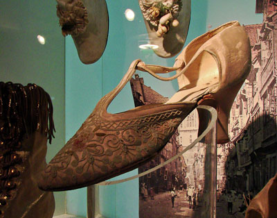 Um 1910 wurde diese bestickte Sandalette mit Absatz gefertigt