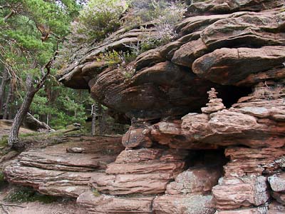 Hier kann man unter Felslagen rasten