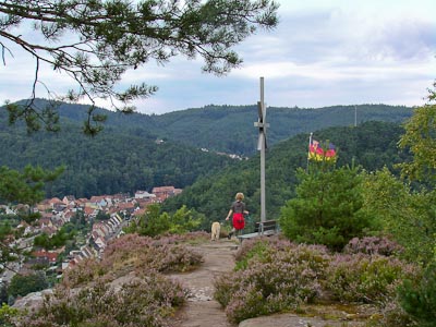 Unweit des Einstiegs auf den Schusterpfad gelangt man zu einem markanten Aussichtsplateau