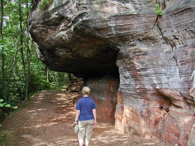 Bereits 1911 wurde dieser Wanderweg entlang der Felsen oberhalb Rodalbens angelegt