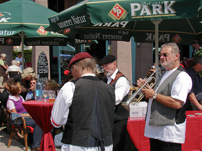 Auf dem Exerzierplatz wird aufgespielt (Pirmasens)
