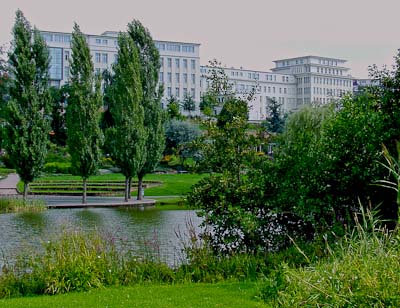 Über dem Strecktal erhebt sich der Hans-Sachs-Bau der einstigen Schuhfabrik Rheinberger (Pirmasens)
