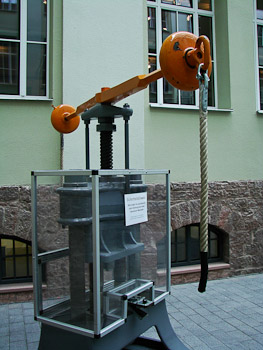 Mit dieser Spindelpresse kann man Münzen prägen, wenn man sie in Bewegung setzt