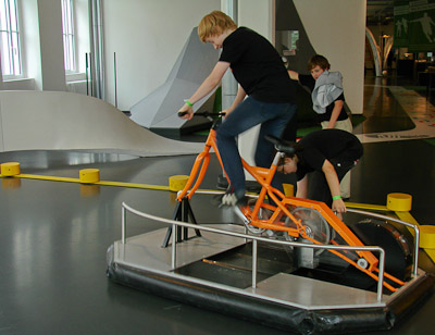 Mit einem Luftkissen über den Boden schweben – allerdings nur mit Pedalkraft