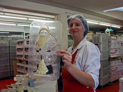 Handarbeit wird bei WAWI großgeschrieben, auch bei der Weihnachtsmannproduktion