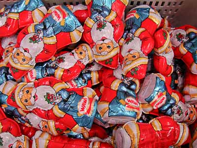 Weihnachtsmänner warten geduldig auf Süßschnäbel