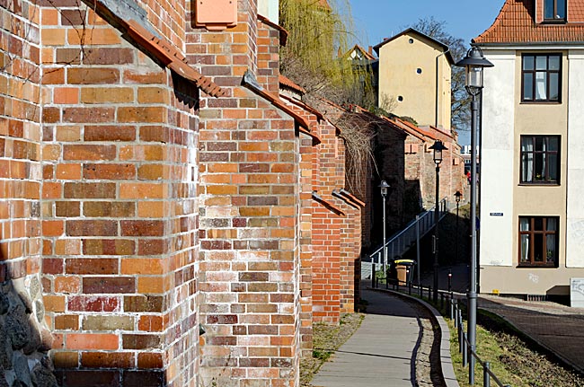 Rostock - Unterwegs auf dem Karl-Planeth-Weg an der alten Stadtmauer