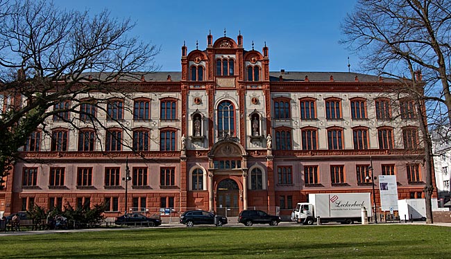 Rostock - Hauptgebäude der Universität am Universitätsplatz