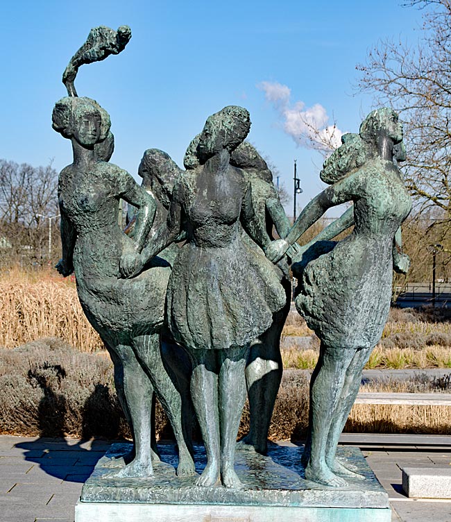 Rostock - Skulptur „Sieben stolze Schwestern küsst das eine Meer“