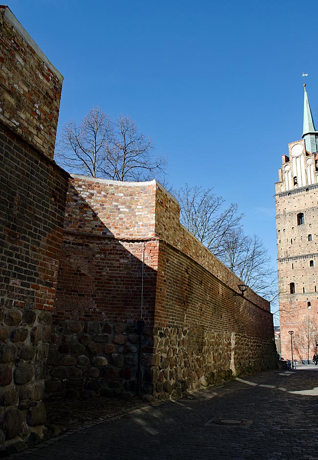 Rostock - alte Stadtmauer am Kröpeliner Tor