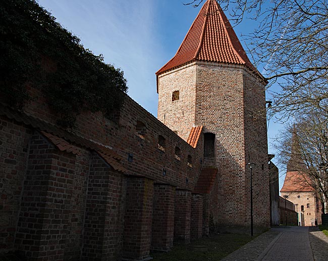 Rostock - Lagebuschturm im Hintergrund das Steintor