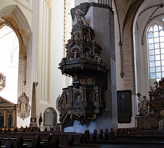 Rostock - Marienkirche - hölzerne Renaissance-Predigtkanzel