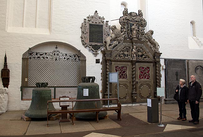 Rostock - Marienkirche - Glocken im Eingangsbereich