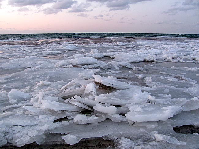 Warnemünde - Strand mit Eisplatten